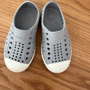 Native Kids Water Shoes - Gray and White
